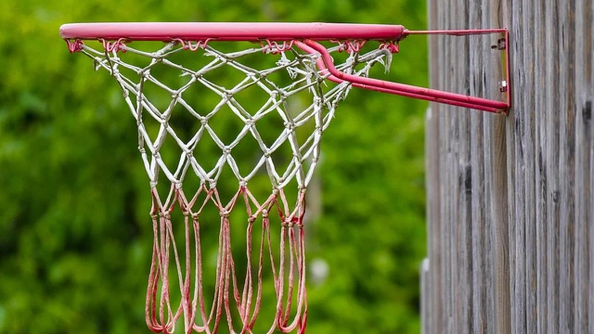 詹姆斯与字母哥去向未定,NBA十队核心位置竞争格局面临重塑